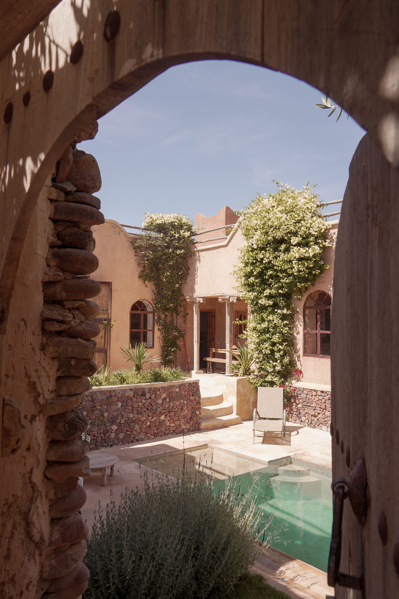 Patio berbère fleuri et piscine