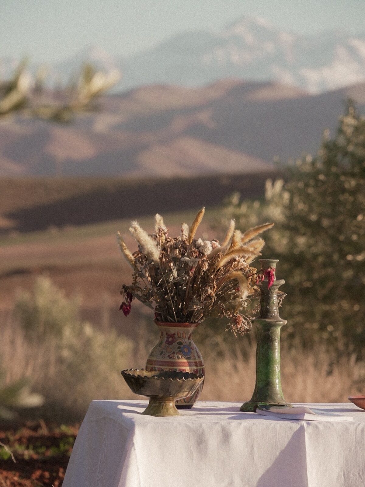 Table dressée face aux montagnes de l'Atlas
